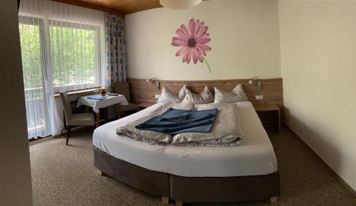 A bed or beds in a room at Pension Seeheim