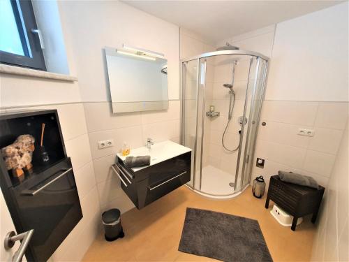 łazienka z prysznicem i umywalką w obiekcie Apartment Stubai w Neustift im Stubaital