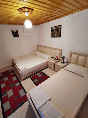 Postel nebo postele na pokoji v ubytování Tomor Shehu Guest House