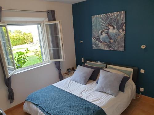 une chambre avec un lit et une fenêtre dans l'établissement Villa vue imprenable sur château, à Ansouis