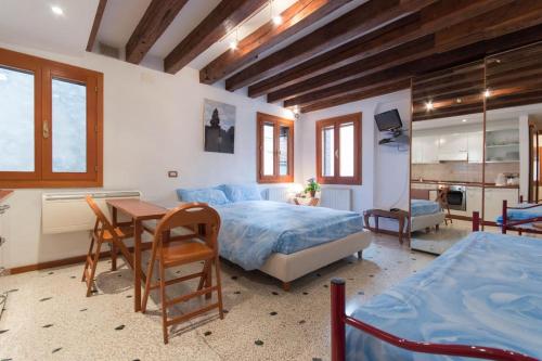 A bed or beds in a room at Appartamenti Cà d'Oro