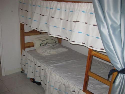 un petit lit dans une chambre avec une fenêtre dans l'établissement Residence Legenese - Studio COSY avec belle TERRASSE en REZ de JARDIN - 150m PLAGE, à Carnac-Plage