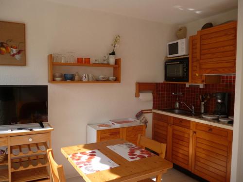 Foto dalla galleria di Studio LUMINEUX avec belle TERRASSE sur ESPACES VERTS, 100m PLAGE a Carnac Plage