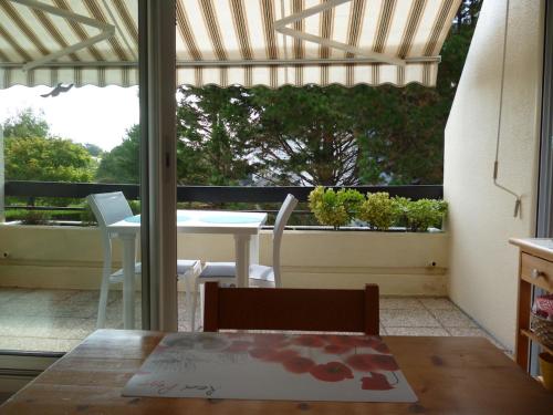 Foto dalla galleria di Studio LUMINEUX avec belle TERRASSE sur ESPACES VERTS, 100m PLAGE a Carnac Plage