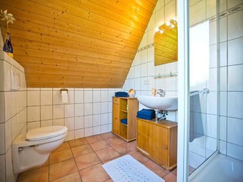 a bathroom with a toilet and a sink at Ferienhof Ebsen in Langenhorn