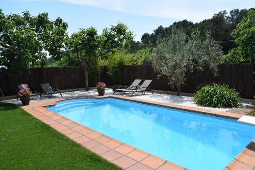 a swimming pool in the backyard of a house at Casa Particular in Banyoles