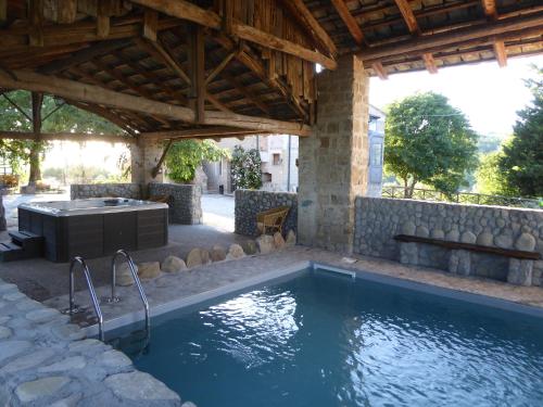 una piscina sotto un padiglione con vasca idromassaggio di Pietre di Fiume ad Apice