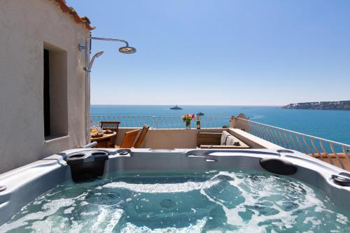 a jacuzzi tub on a balcony with the ocean at MAISON PICASSO - Jacuzzi, vue, terrasse for 6 in Antibes