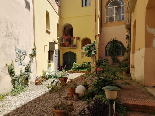 an alley with potted plants in a building at Residence 1810 in Benevento