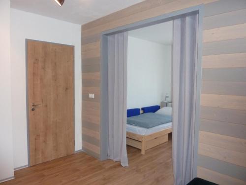 Säng eller sängar i ett rum på Apartmán 18 - Jestřáb