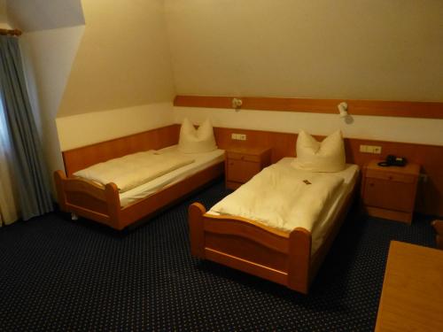 Gulta vai gultas numurā naktsmītnē Hotel-Gasthof-Hirsch