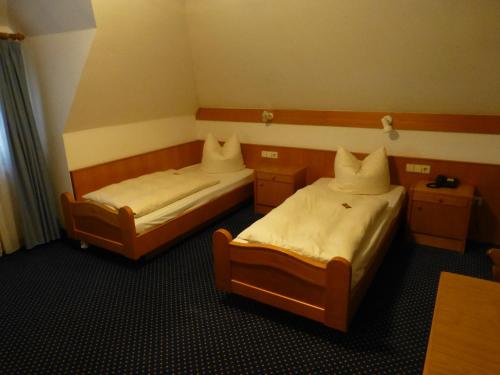 Postel nebo postele na pokoji v ubytování Hotel-Gasthof-Hirsch