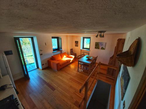 ein Wohnzimmer mit einem Sofa und einem Tisch in der Unterkunft Nido delle aquile in Cogne