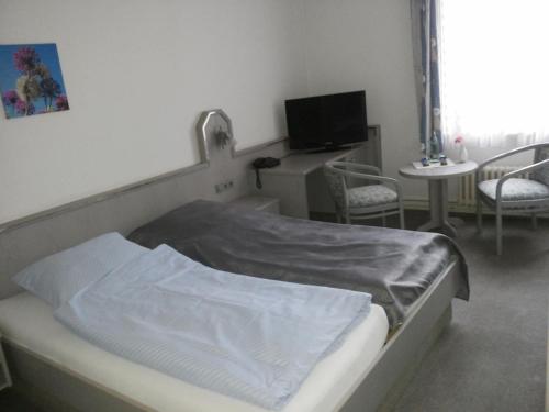 a hospital room with a bed and a tv at Plettenberger Hof in Nordkirchen