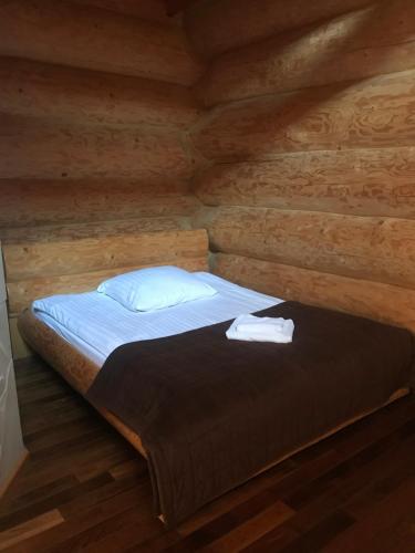 TrzebiechówにあるPod Koziorożcamiの丸太小屋のベッドのある寝室