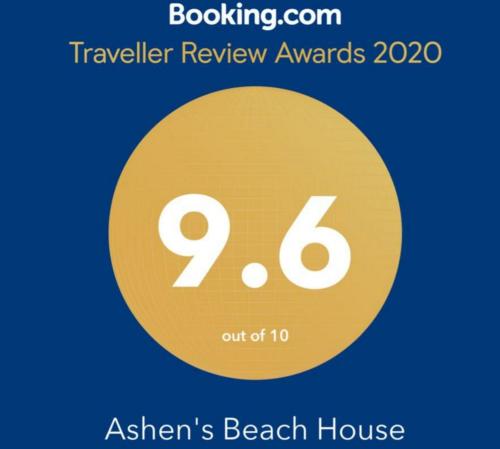 Certificado, premio, señal o documento que está expuesto en Ashen's Beach House