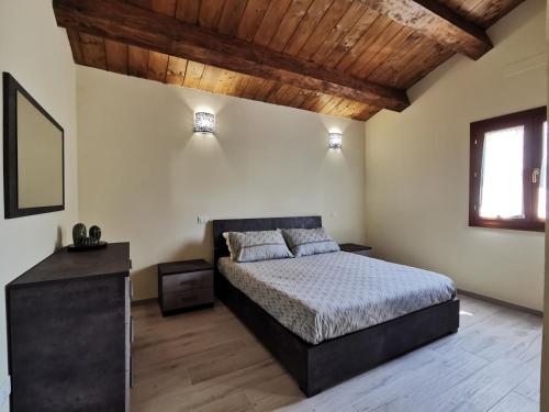 廖洛泰爾梅的住宿－La Casa dell'Orologio，一间卧室设有一张床和木制天花板