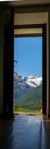 Vista generica sulle montagne o vista sulle montagne dall'interno dell'appartamento