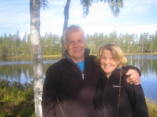 a man and a woman standing in front of a lake at Ängbacka in Rejmyre