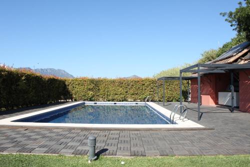 ein Schwimmbad in einem Hof neben einem Haus in der Unterkunft Hotel Boutique Moli El Canyisset in La Font D´En Carròs