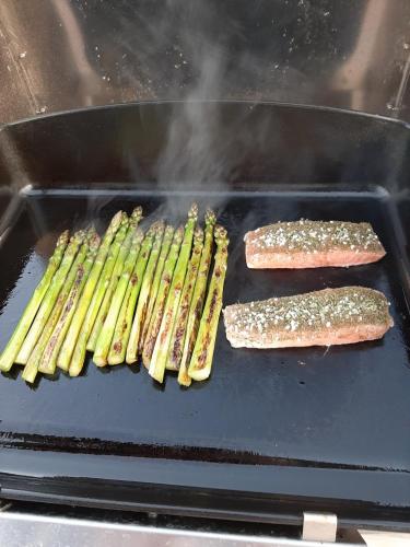 a grill with asparagus and meat on top at Ocean Yacht Trawler - Le Caloa in Porto-Vecchio