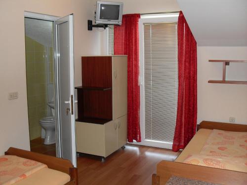 Ένα ή περισσότερα κρεβάτια σε δωμάτιο στο Mitko's Guest House