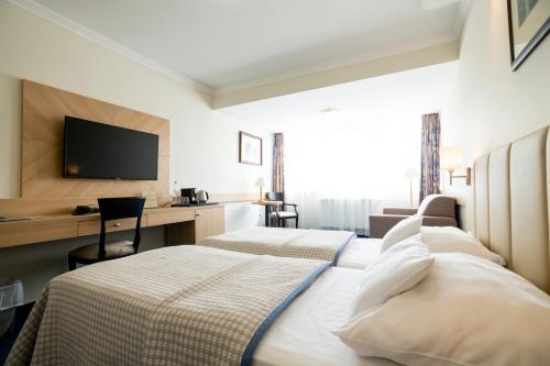 En eller flere senger på et rom på Hotel Marina Port