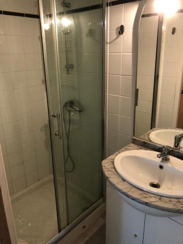 une salle de bain avec douche et lavabo dans l'établissement Séjour au calme au milieu des vignes, à Loupian