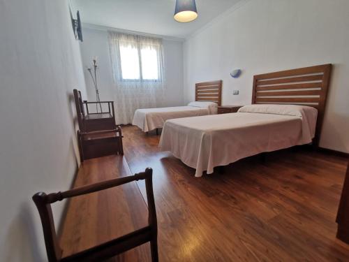 A bed or beds in a room at Hotel Restaurante Dama de Baza