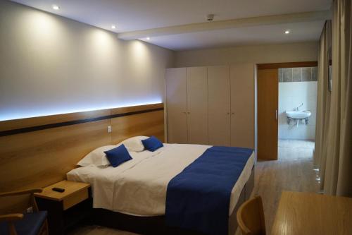 Postel nebo postele na pokoji v ubytování Angra Central Hotel