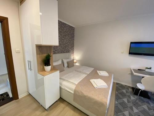 Postel nebo postele na pokoji v ubytování Apartments & Rooms Mostar Story