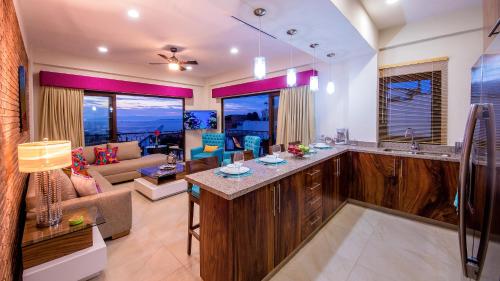 Una sala de estar con cocina y una sala de estar con sofá. en NISE, en Puerto Vallarta