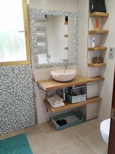 ein Badezimmer mit Waschbecken und Spiegel in der Unterkunft Optimist in Cambrils