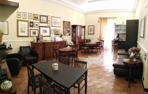 a living room with a table and chairs at B&B Lumasa in Vietri sul Mare