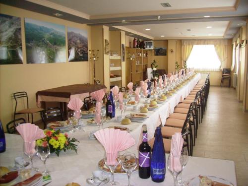 a long table with chairs and wine bottles at Montaña Palentina in Guardo