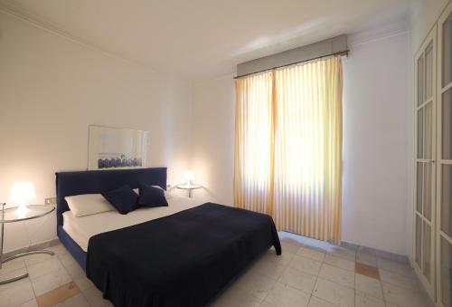 A bed or beds in a room at Lake Front 138