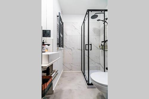 łazienka z prysznicem, toaletą i umywalką w obiekcie Blick Apartments - Riverview Soft Loft w mieście Zgorzelec