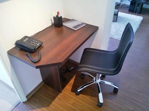 a desk with a chair and a telephone on it at Departamento Aquamar in Viña del Mar