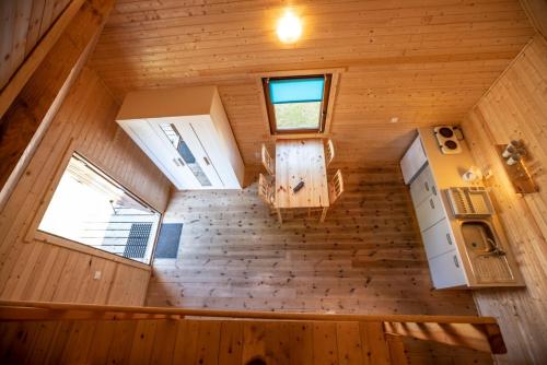 an overhead view of a kitchen in a tiny house at O.W.Cynamon in Dziwnów
