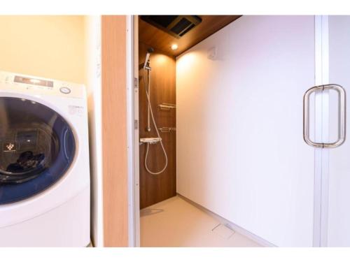 una puerta a un lavadero con lavadora en BEYOND HOTEL Takayama 3rd - Vacation STAY 82215, en Takayama