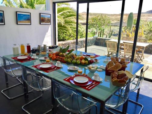 Ein Tisch mit einem Haufen Essen drauf. in der Unterkunft Villa La Laguna in Lajares