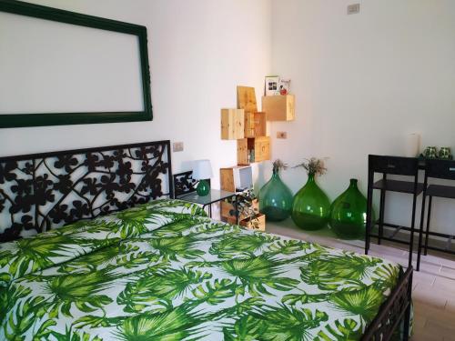 ein Schlafzimmer mit einem Bett und grünen Vasen auf dem Boden in der Unterkunft Francesca house in Erba
