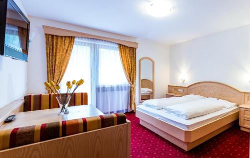 En eller flere senge i et værelse på Hotel Vernel
