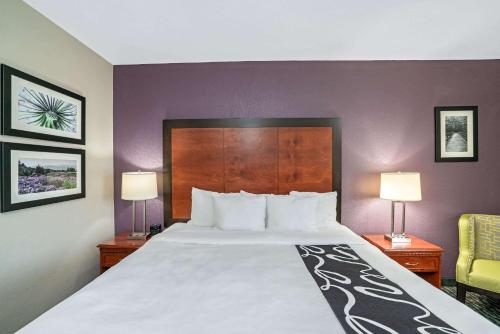 a hotel room with a bed and two lamps at La Quinta by Wyndham Knoxville North I-75 in Knoxville