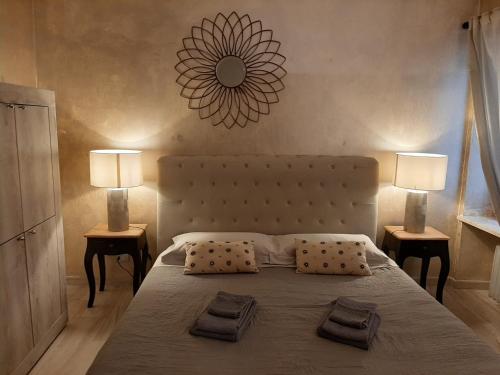 ヴェローナにあるGiulietta Studioのベッドルーム1室(大型ベッド1台、ランプ2つ付)