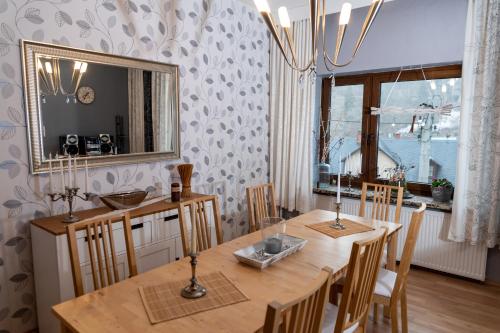 comedor con mesa, sillas y espejo en Ferienhaus am Waldbad Brunn en Brunn