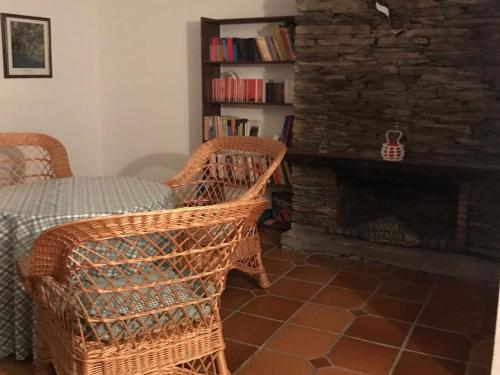 Seoane的住宿－Casa Ferreiro，客厅配有两把椅子和壁炉
