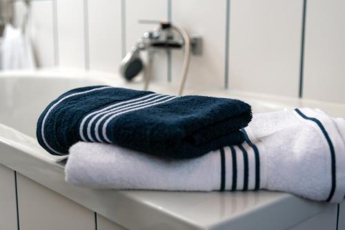 una toalla azul y blanca en la encimera del baño en Ferienhaus am Waldbad Brunn en Brunn