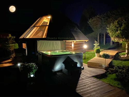 a hot tub in a backyard at night at Osada Koniaków 4 in Koniaków