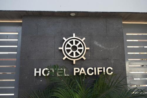 una señal en el lateral de un edificio con un volante en Hotel Pacific en Tijuana